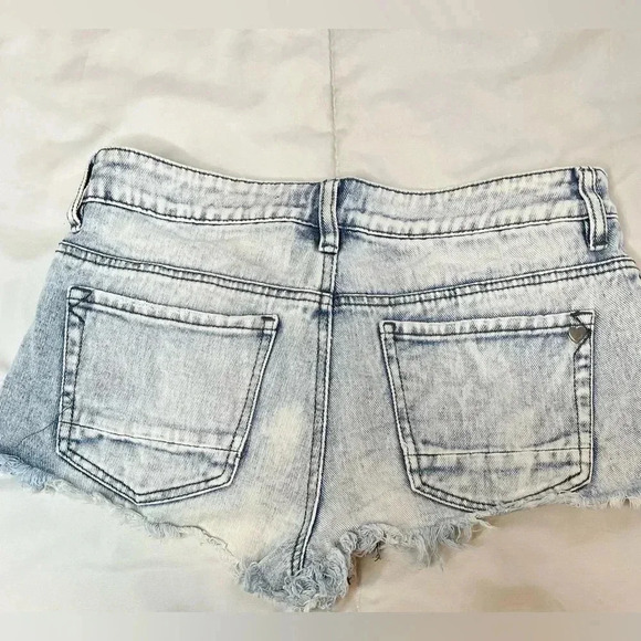 Kendall & Kylie Shorts Juniors Blue Light Wash Distressed Denim - Picture 2 of 3